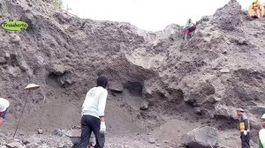 Строительство, шахтёры добывают песок в карьере