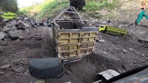 Строительство, экскаватор копает песок