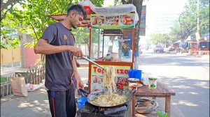 Приготовление жареной курицы с лапшой в особом стиле — уличная еда Бангладеш