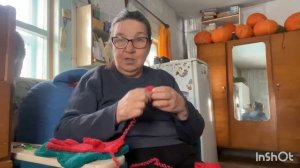 Они валяются на улице Бабушка вяжет