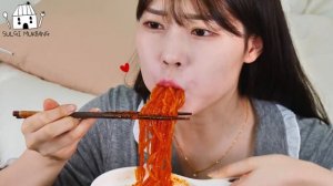 Мукбанг - токпокки и хот-дог - много соуса