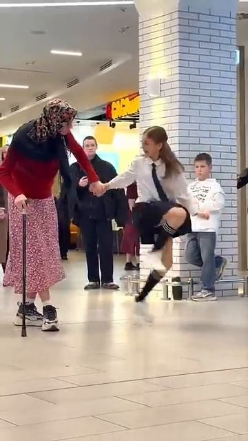 LITTLE GIRL AMAZING DANCE CRAZY FROG SHUFFLE смотреть онлайн