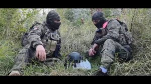 В редкие часы отдыха бойцы 123-й Бригады не забывают об интеллектуальном развитии.