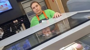 мария ра торгует просрочкой и отбирает товар у покупателя