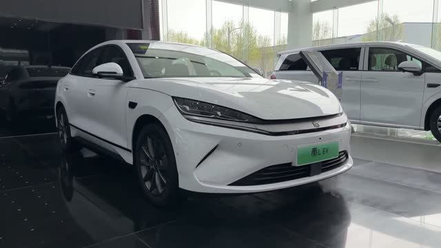 BYD QIN L EV - Электрический седан с запасом хода 470км смотреть онлайн