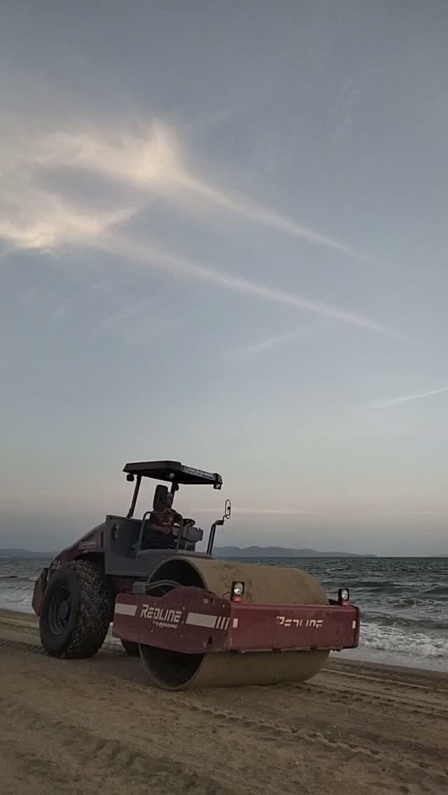 просто "трактор" на закате . джомтьен จอมเทียน jomtien