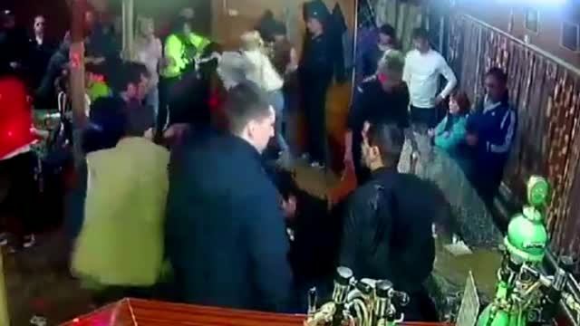 В городе Шарья в местном баре Ветерок аборигены подрались из-за разлитого пива смотреть онлайн