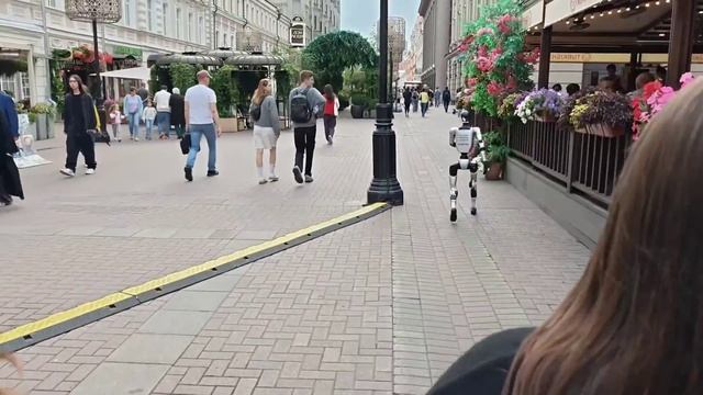 Пьяный робот  гуляет по Москве.