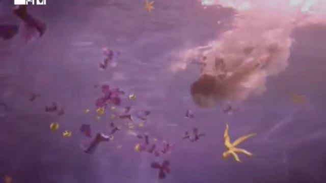 Женщина купается под фиолетовой водой