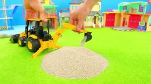 Трактор 🚜 копает песок И много других игрушек детям