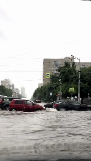Сильный потоп после ливня в Екатеринбурге