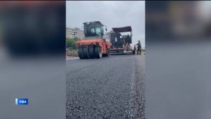 Дорожные рабочие приступили к асфальтированию участка основной дороги улицы имени города Галле в Уфе