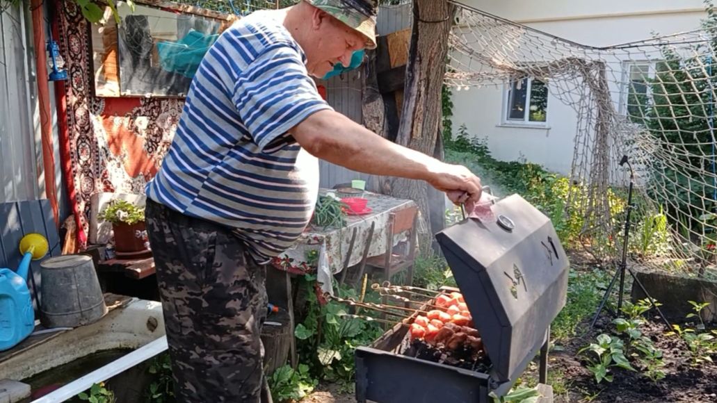 КАК ЖИВЁМ ТАК И ПОКАЗЫВАЕМ, ЖАРИМ ШАШЛЫКИ, ЖИЗНЬ СЕЛЬЧАН смотреть онлайн