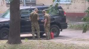 Каратели ТЦК сливают бензин у всех машин во дворе. Забота о народе! 😂
