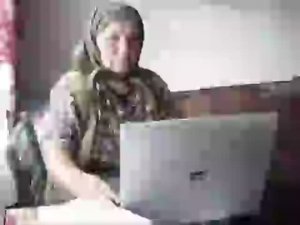 Пацан троллит по телефону бабку про виндовс и фикус