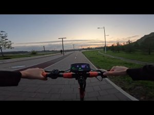 Катаем на электросамокате Kugoo M4 Pro Max по набережной. ПОКАТУШКА ЧЕСТНЫЙ ОБЗОР тест-драйв.