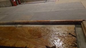 Мироточит Камень Помазания в Храме Гроба Господня в Иерусалиме