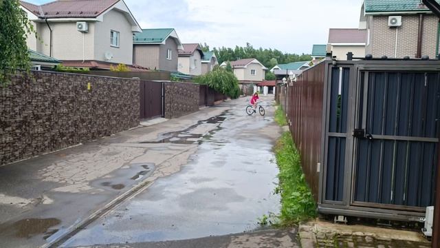 Нина на велосипеде