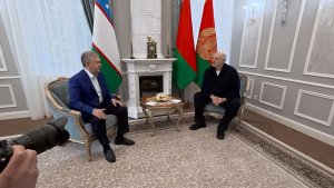 Лукашенко показал Мирзиёеву сад: Некоторым деревьям по 300 лет!