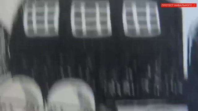 А кто такие эти полицейские? Бандиты! Они охраняют убийцу путина и его хунту! смотреть онлайн