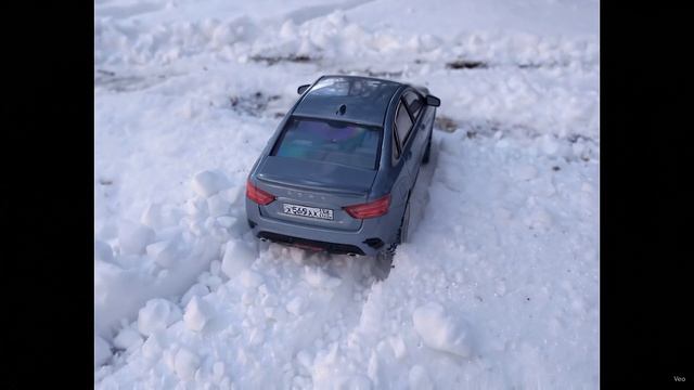 Lada Vesta Sport пробирается по снежной дороге (Автолегенды Новая Эпоха, 1:43) смотреть онлайн