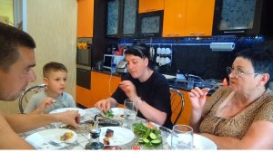 ЖИЗНЬ В СЕЛЕ:ЧАСТЬ2/ ОБЕД ЗА КРУГЛЫМ СТОЛОМ/ПРОВОЖАЮ ОДНА
