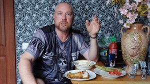 Мукбанг. Сырный суп-пюре, куриные ножки в аэрогриле, солёные огурцы и помидоры. Еда на камеру.