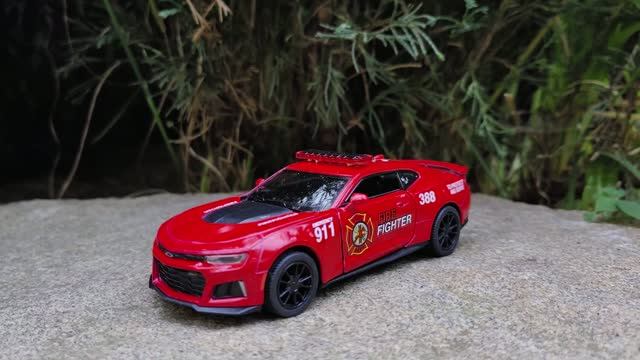 Модель Chevrolet Camaro шестого поколения от Kinsmart