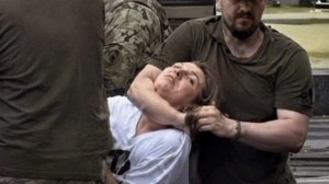 Современная Украина в одной фотографии...

Откормленный, холеный, прокачанный бугай ТЦКашник (нацист