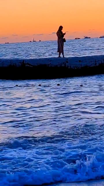 #shorts# Travel Волшебные лучи морского заката #рекомендации#подпишись#море#вечер#волны#жизнь
