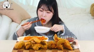 Мукбанг - курица и острая лапша и сырные закуски - еда на камеру