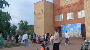 В посёлке праздник.