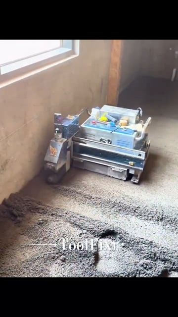 Роботы шагающие на стройке делают стяжку. смотреть онлайн