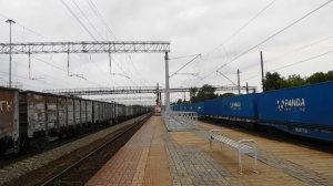 Между двух товарных составов