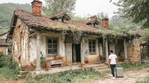 Потеряв опеку над своим ребенком, одинокий мужчина отправляется в горы, чтобы отремонтировать з