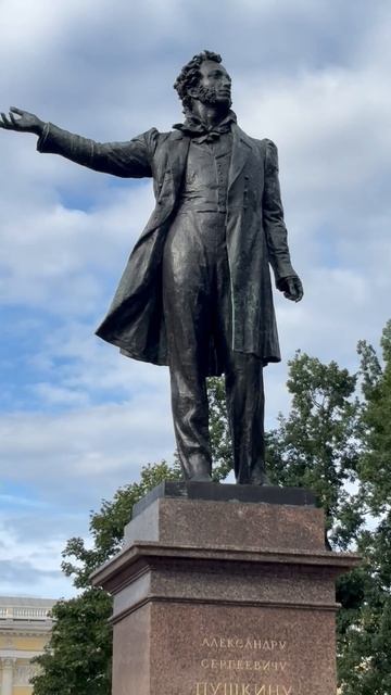 На площади Искусств в Санкт-Петербурге