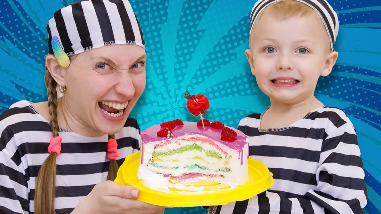 Никита как полицейский играет в полицию
