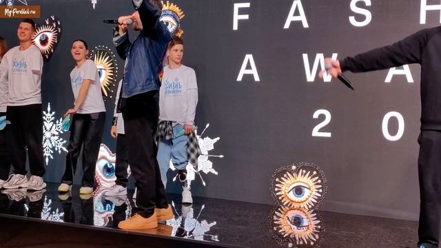 Ираклий Пирцхалава выступил на неделе моды с песней "Лететь" смотреть онлайн