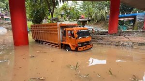 RC машинки 🚚 Река вышла из берегов! Опасная переправа для техники