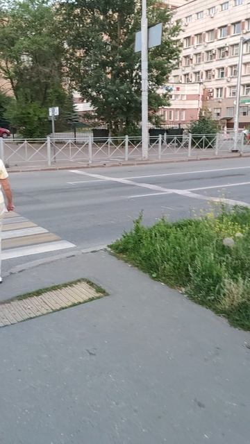 Робот переходит дорогу