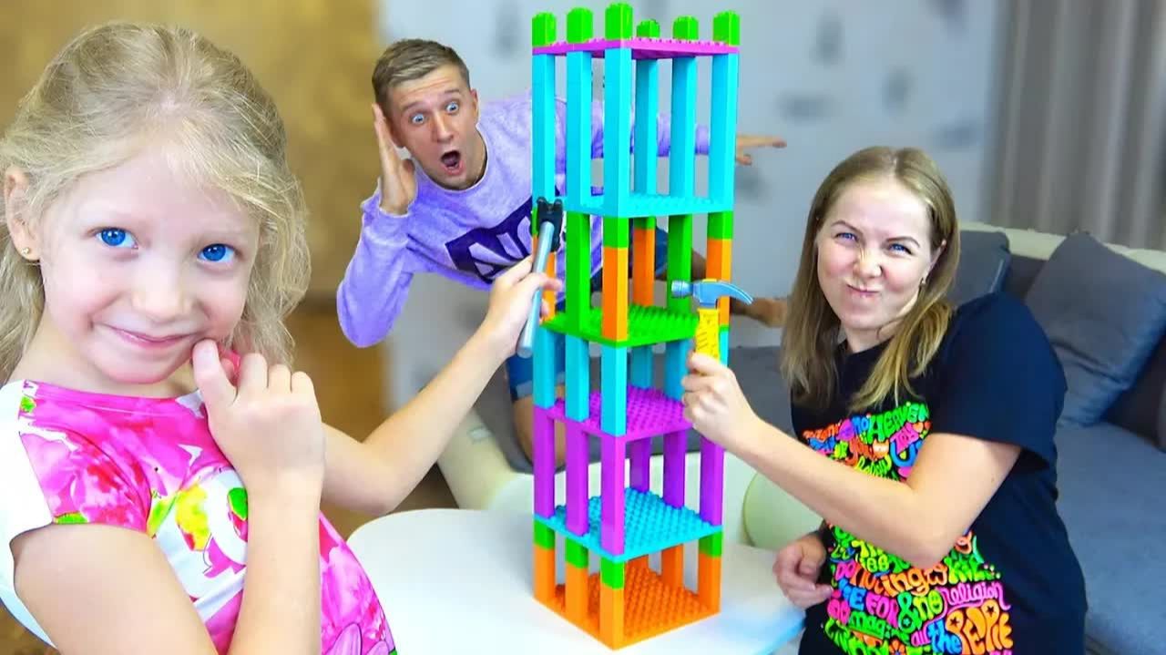 Даня и Папа МЕШАЮТ МИЛАНЕ Играть! Или ЧЕЛЛЕНДЖ РАЗРУШЬ БАШНЮ! От FAMILY BOX смотреть онлайн