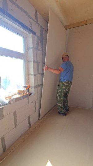 Дядя Серёжа очень бюджетно и просто отделал стену из газоблока