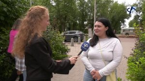 В День семьи, любви и верности на центральной аллее библиотекари провели «Ромашковую лотерею»