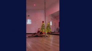 Девушка в ночнушке красиво танцует