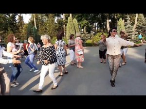 КАРЕГЛАЗАЯ КОЛДУНЬЯ!👍🕺💃/СУПЕР ПЕСНЯ И ТАНЦЫ В ПАРКЕ ГОРЬКОГО ХАРЬКОВ АВГУСТ 2021