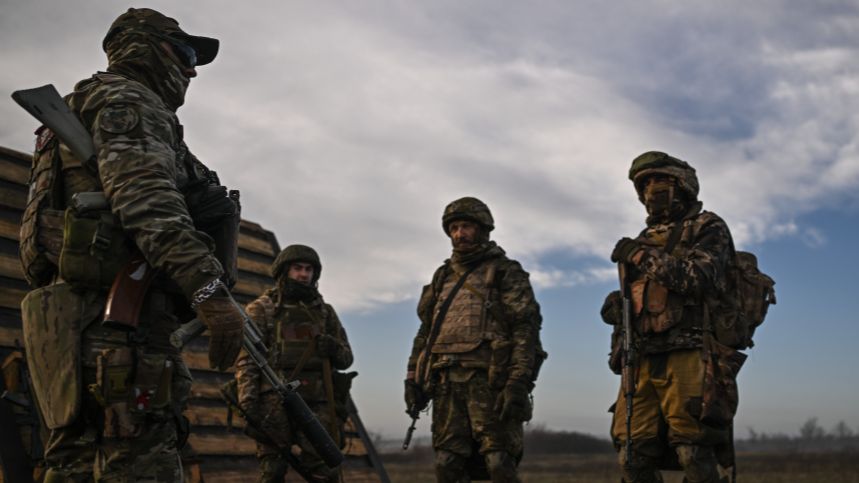 Российские бойцы вывели семью с ребенком из заминированной Константиновки смотреть онлайн