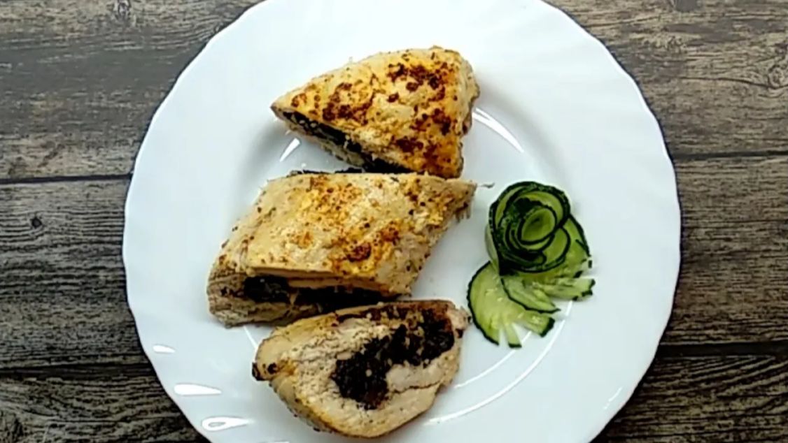 Это классика! Куриный рулет с черносливом в духовке. Рецепт холодной закуски.