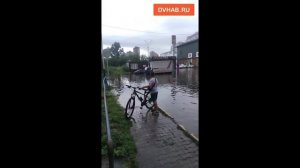 В глубокое озеро превратилась улица Выставочная после ливня