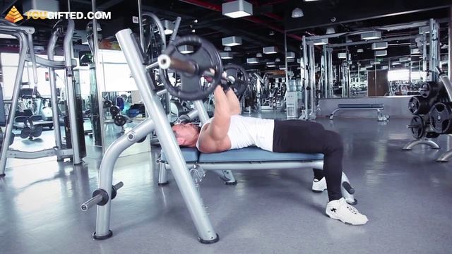 Упражнения для трицепсов. Жим лежа узким хватом