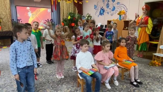Осенний оркестр - Снова к нам в окошко дождь стучится смотреть онлайн